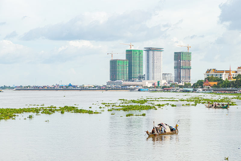 Aussicht auf die Skyline der Hauptstadt Phnom Penh vom Ufer aus. 