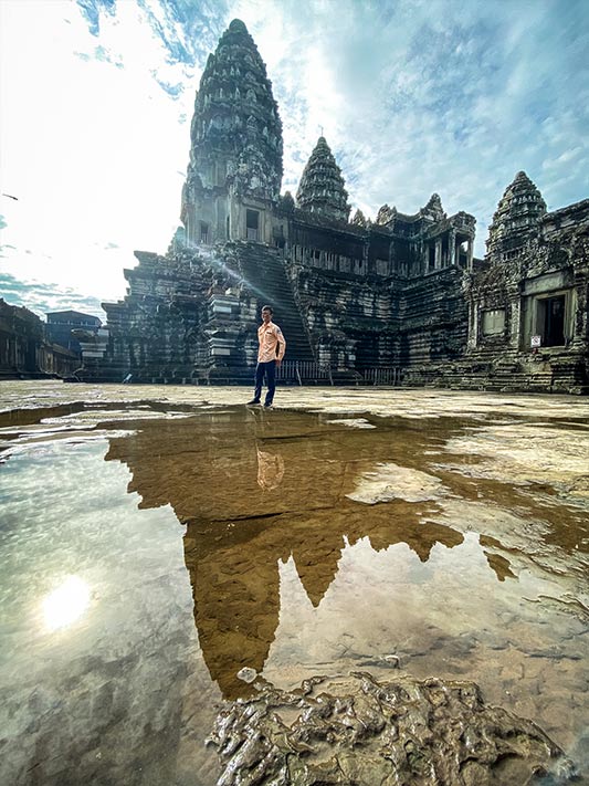 Mr. Ratanak vor dem Bakan., der 3. Ebene von Angkor Wat mit seinen fünf Türmen