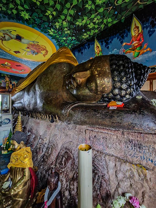 schlafender buddha phnom kulen