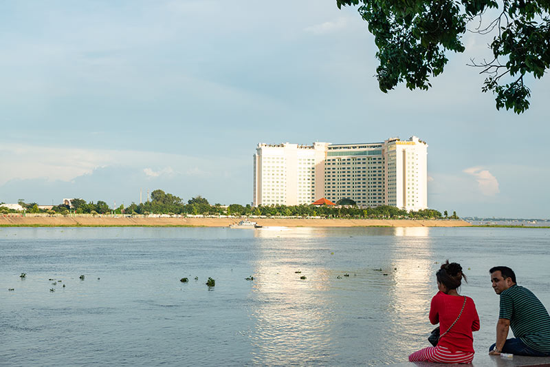 Blick auf das Sokha Hotel auf einer Landzunge gegenüber der Hauptstadt Phnom Penh