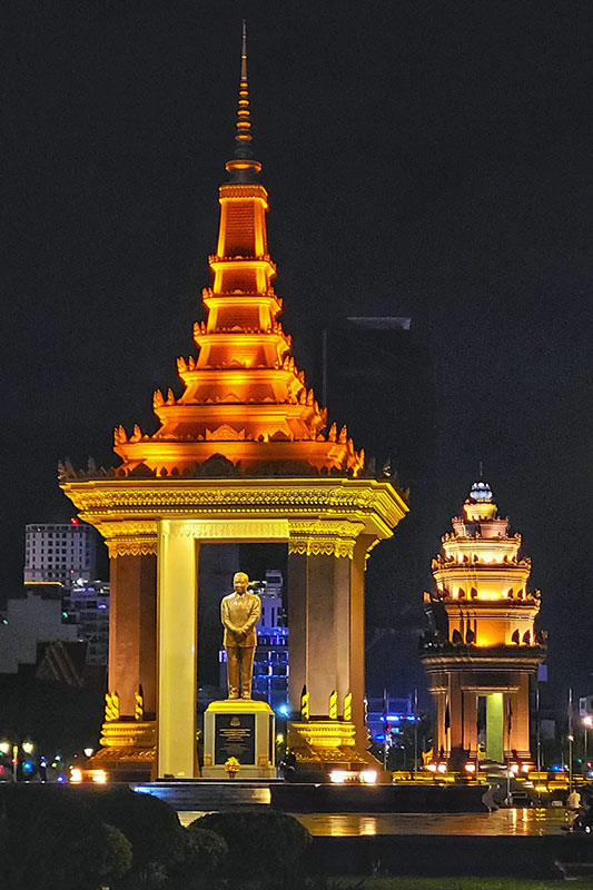 Das Unabhängigkeitsdenkmal bei Nacht im Zentrum von der Hauptstadt Phnom Penh