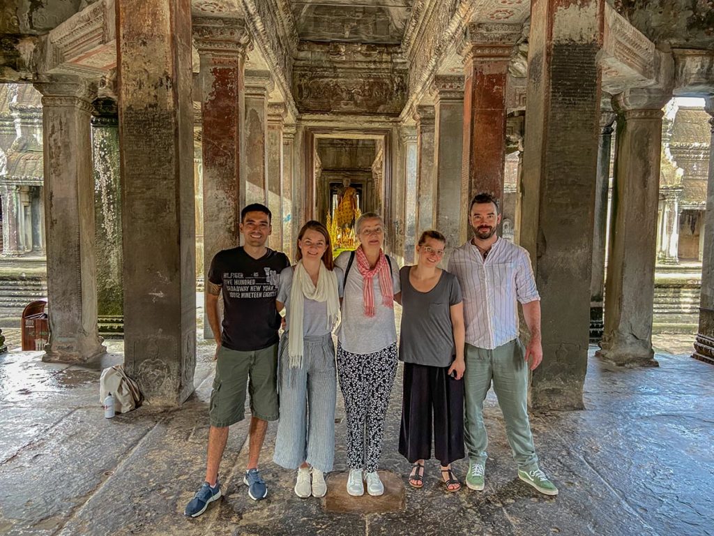 Gruppenfoto im Zentrum von Angkor Wat