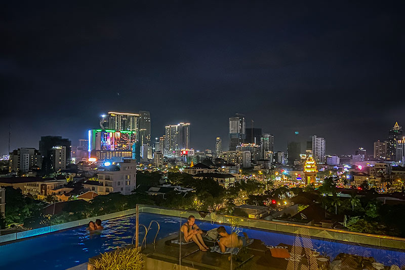 Skyline bei Nacht vom Aquarius Hotel auf die Hauptstadt Phnom Penh. 