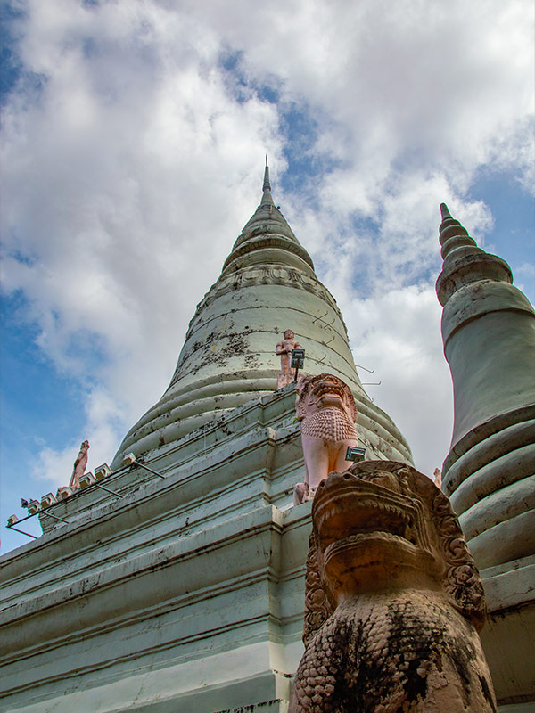 stupa wat phnom phnom penh