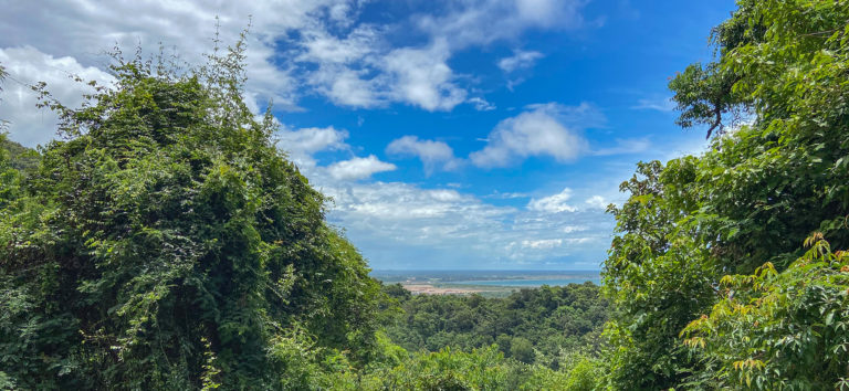 Ausblick vom Kep Nationalpark in Kambodscha auf das Meer und die Stadt Kep