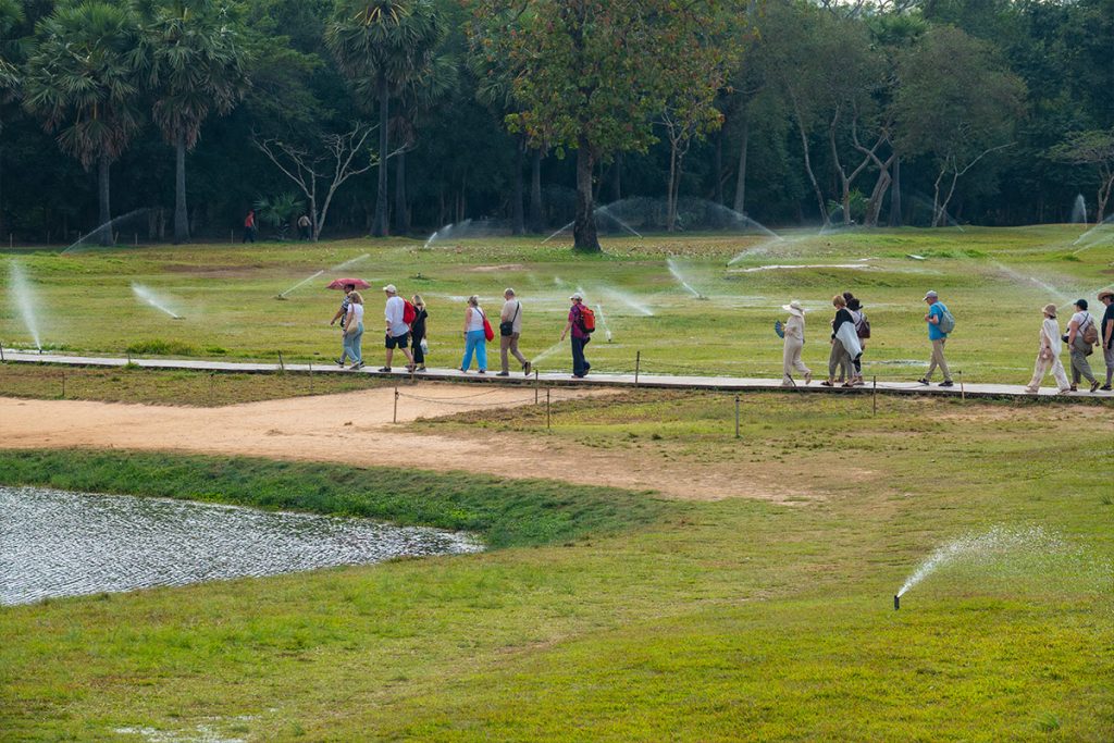 Stille Tage in Angkor - zwischen Tempeln, Licht und Zeit 2 angkor wat rasen bewaessern