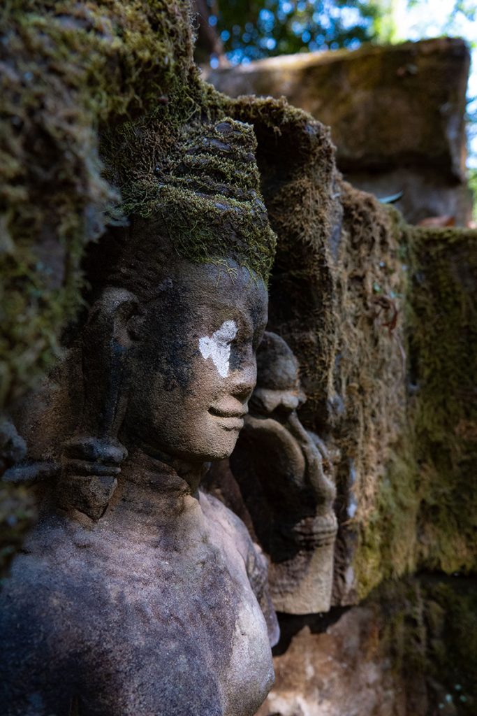Stille Tage in Angkor - zwischen Tempeln, Licht und Zeit 26 figur ta prohm bibliothek