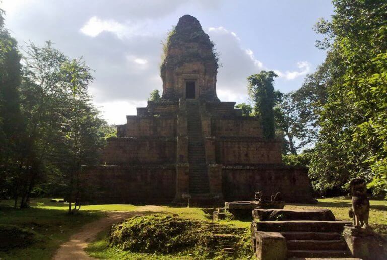 Baksei Chamkrong: Bird with Protecting Wings