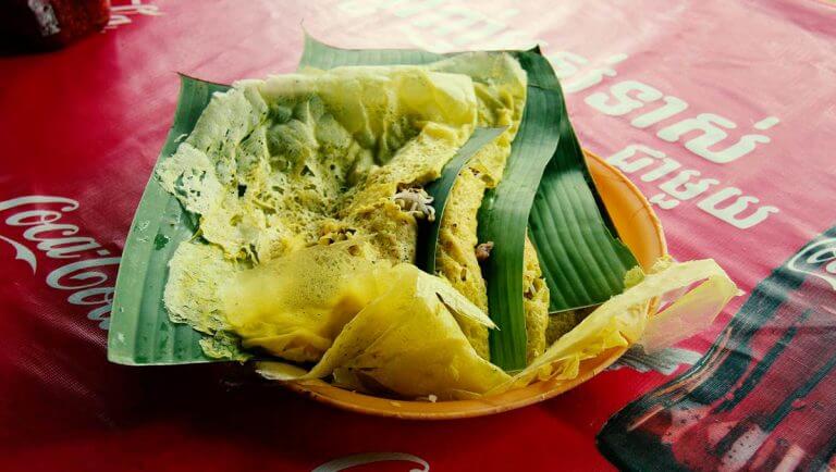 Eating Cambodian pancakes… The right way!