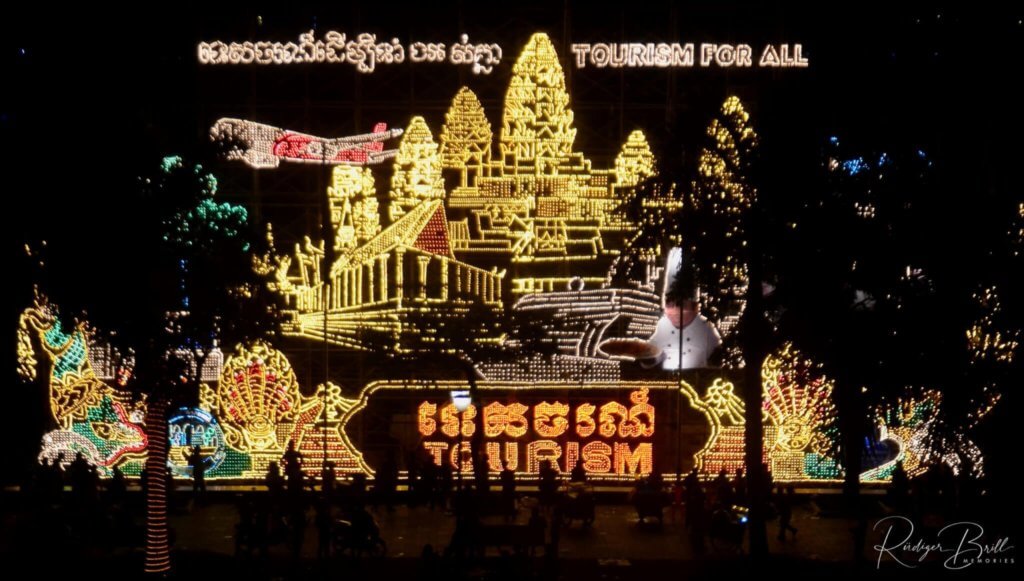 bon om touk waterfestival cambodia Bandet Bratib illuminated