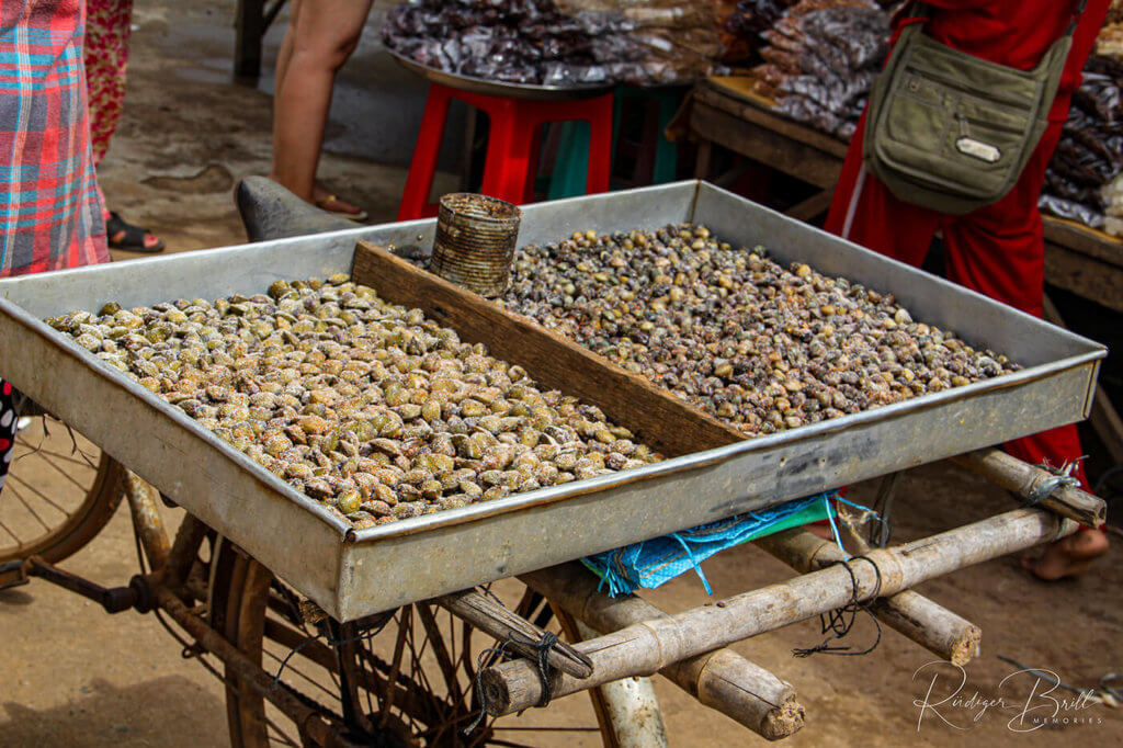 Mussels with salt or chilli - streetfood in Cambodia