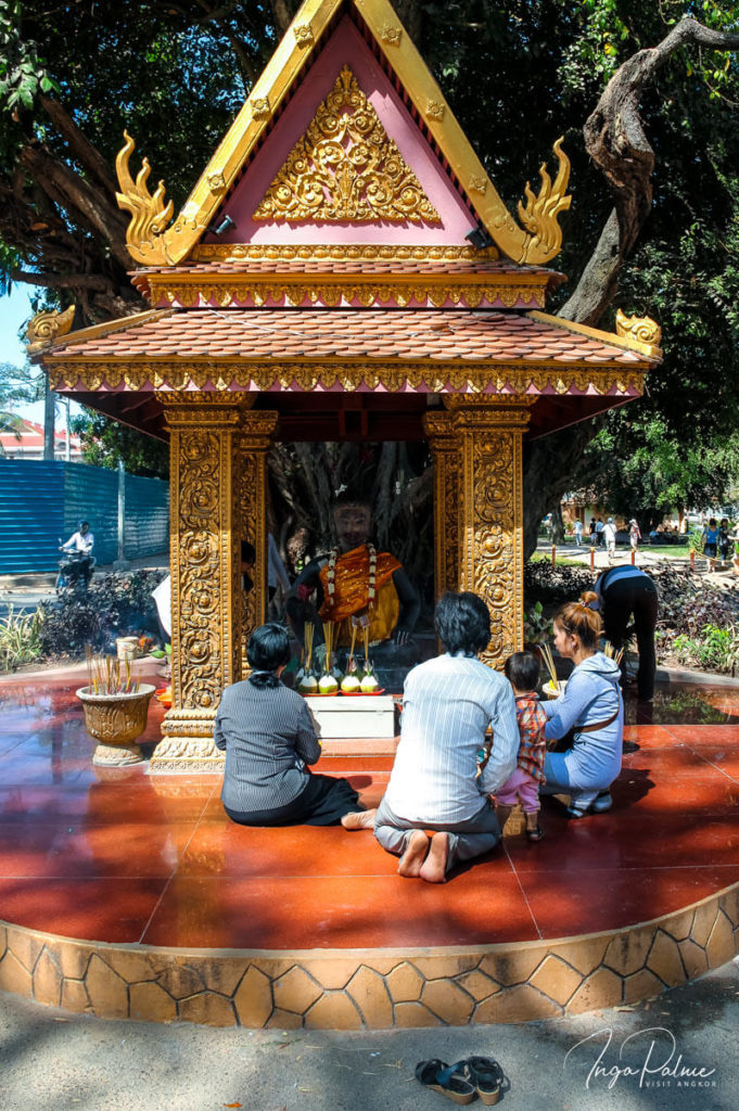 ya tep shrine siem reap worshippers