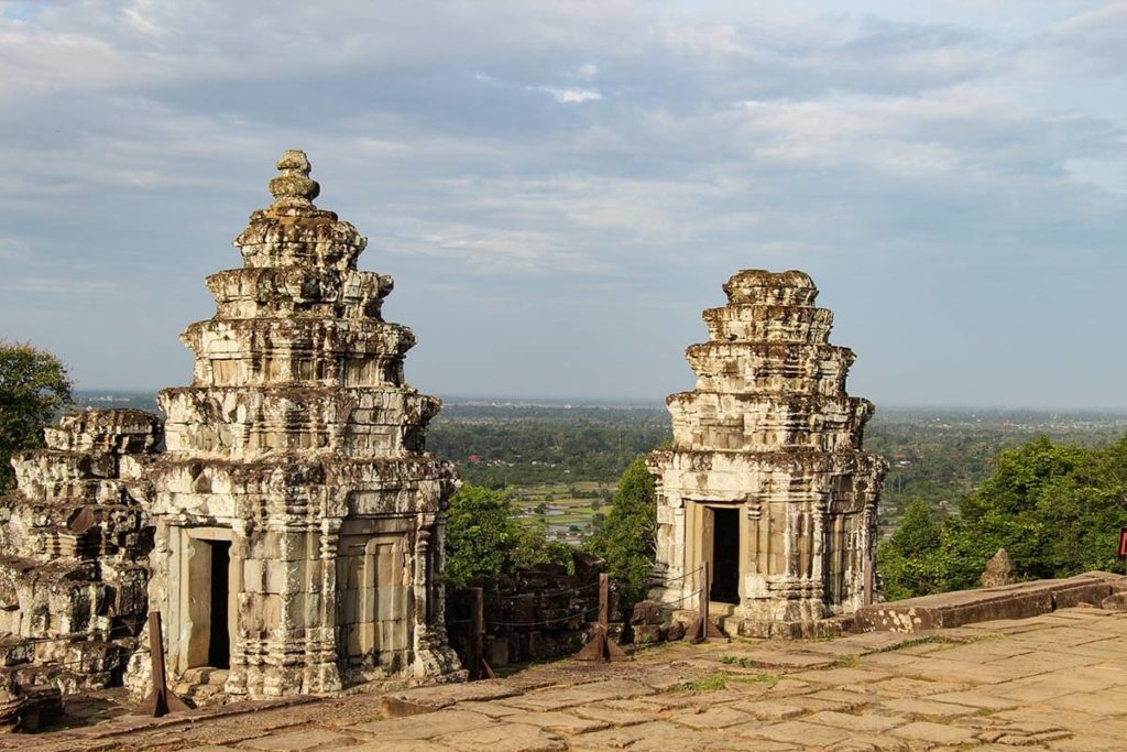 phnom bakheng angkor temple view towers