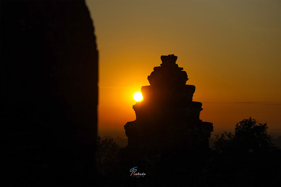 Sunset at Phnom Bakheng behind a tower.