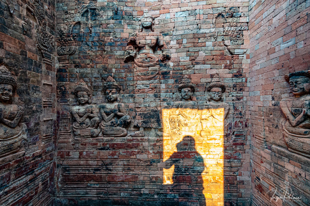 prasat kravan angkor tempel turm rechts wandrelief sonnenlicht
